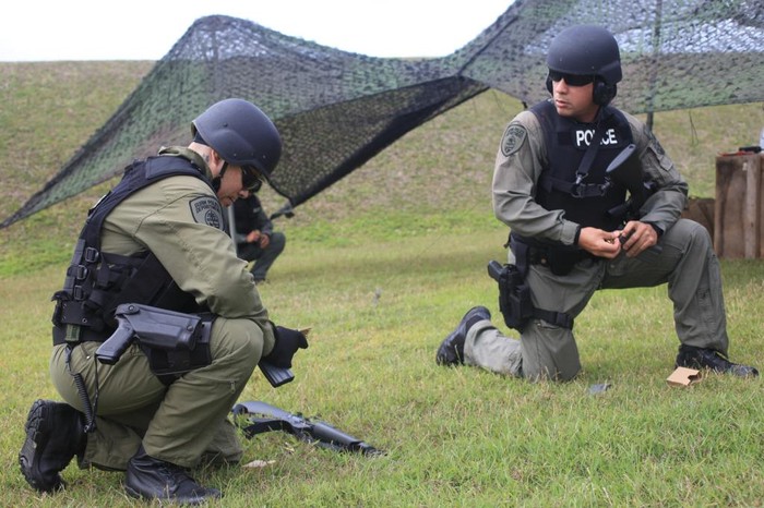 Cảnh sát đặc nhiệm Mỹ trên đảo Guam